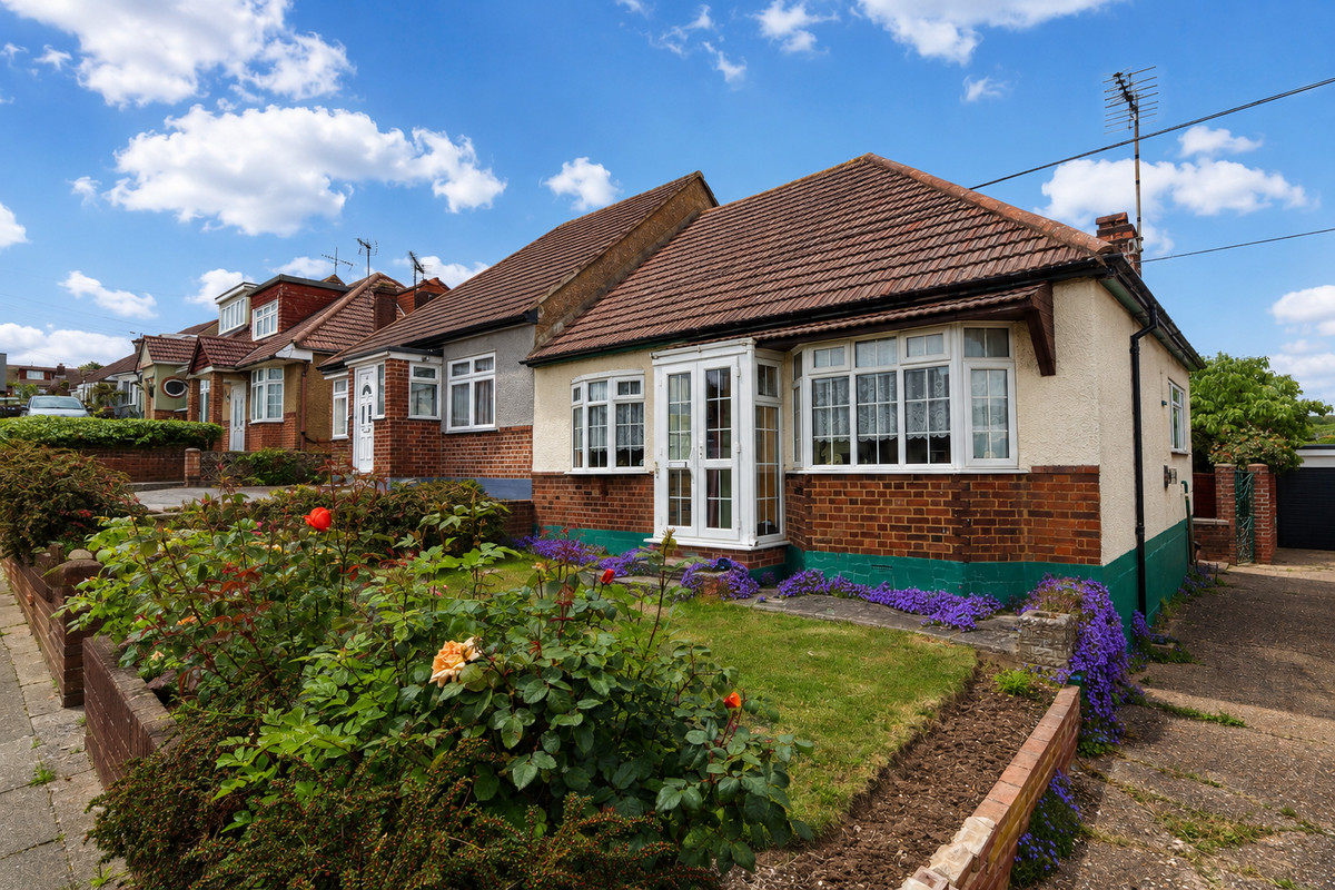 Merlin Gardens, Collier Row, RM5